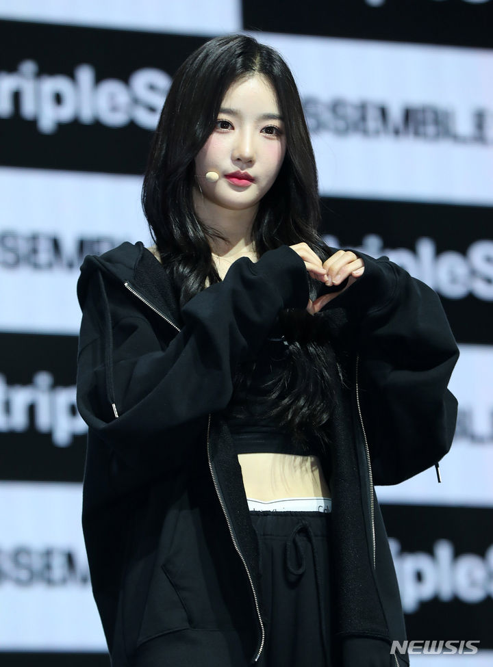 포즈 취하는 트리플에스 어셈블24 김유연