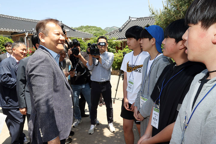 학생들 격려하는 이상민 장관