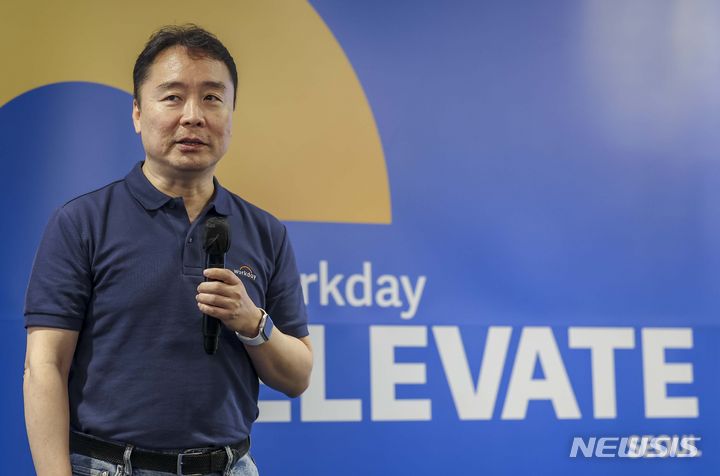 발표하는 정응섭 워크데이 코리아 지사장