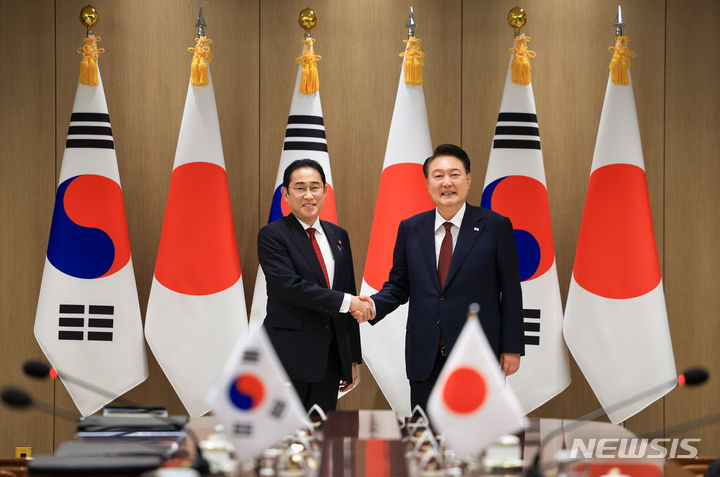 악수하는 한·일 정상