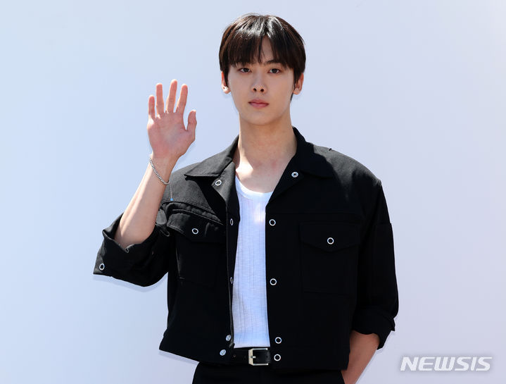 포즈 취하는 산하