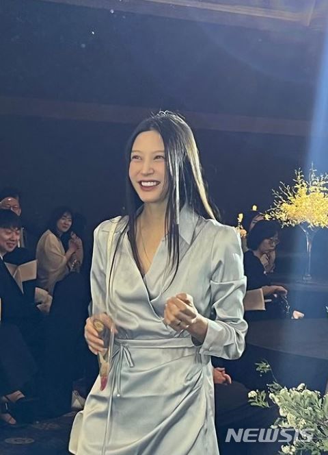 신부보다 더 예뻐…부케 받는 조민 영상에 지지자들 찬사