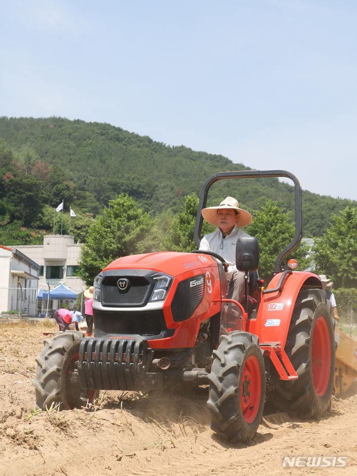 박완수 경남도지사, 김해 생림면서 감자 수확 봉사