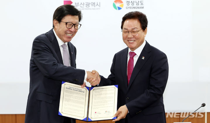 손 맞잡은 부산시장과 경남도지사