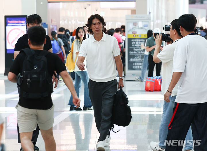 '유럽으로 떠나는 홍명보 신임 축구국가대표팀 감독'