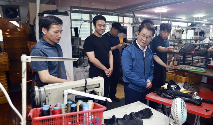 이정식 장관, 성수동 제화 사업장 방문