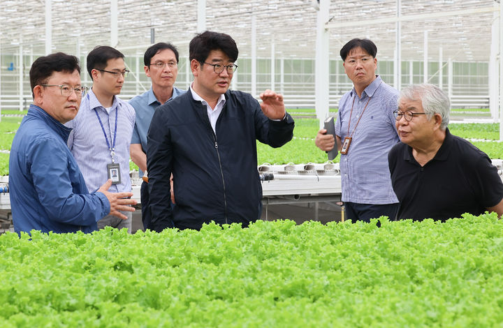권재한 농진청장, 잎채소 수경재배용 양액냉각기 신기술 시범사업 농가 찾아