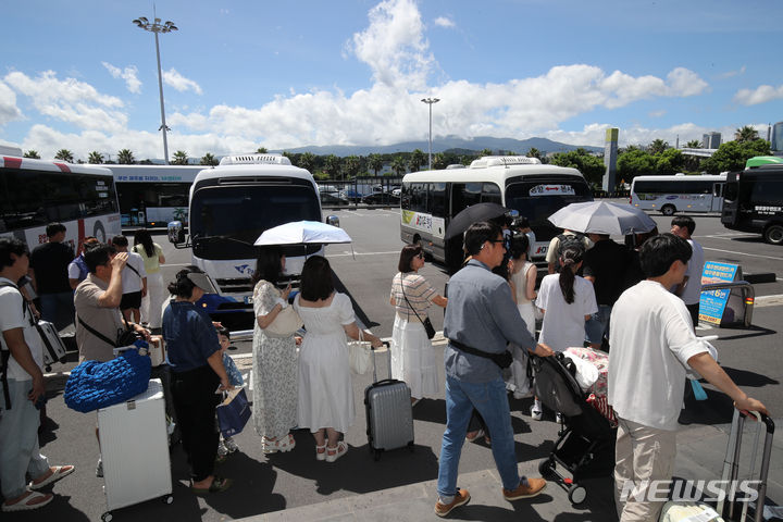 여름 휴가 시작, 붐비는 제주공항 렌터카하우스