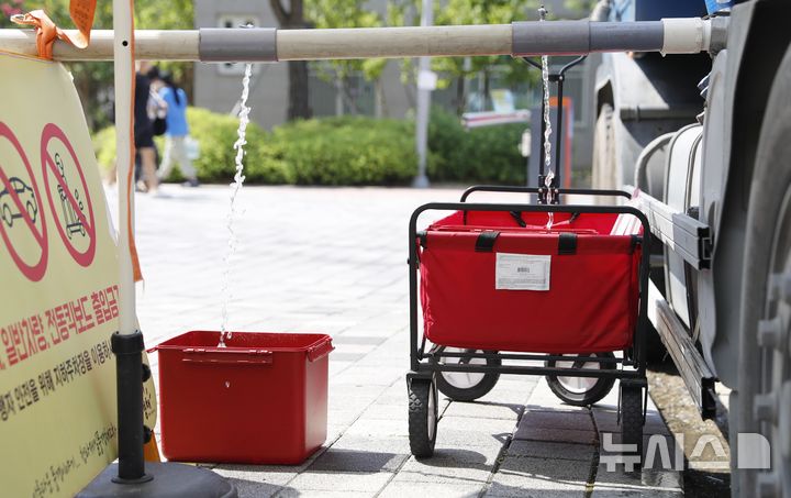 비상급수 지원 받는 아파트 주민들