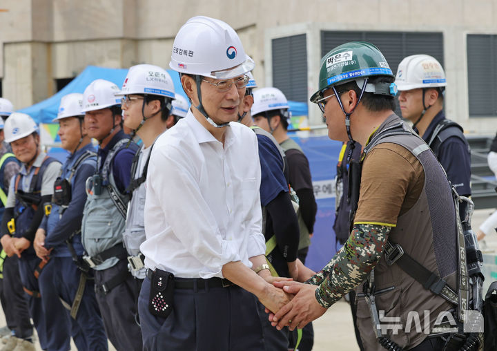 건설근로자와 인사하는 한덕수 총리