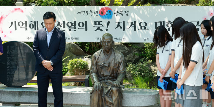 묵념하는 성북구청장과 성신여중 댄스동아리