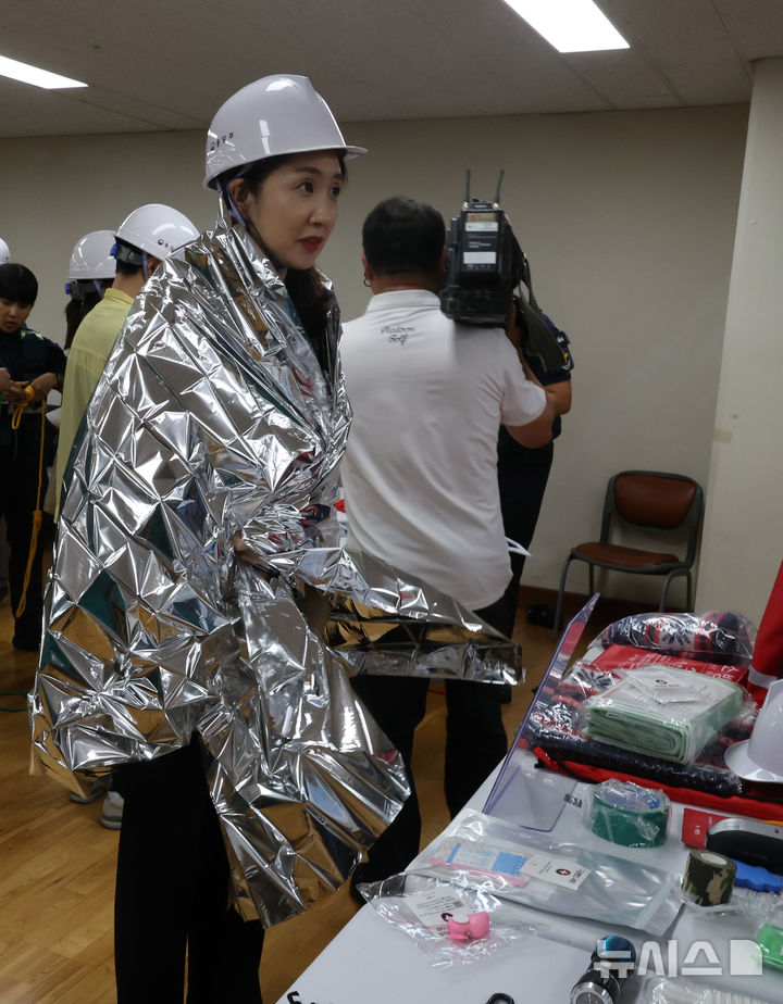 비상용품 실습하는 김수경 차관