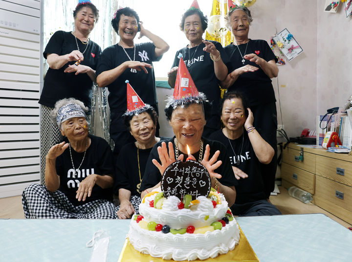칠곡 할매래퍼그룹 수니와 칠공주 데뷔 1년…꿈인 것 같아요