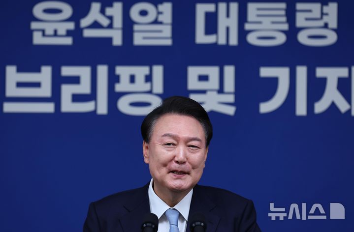 기자의 질문에 답하는 윤석열 대통령