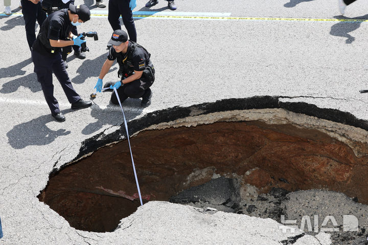성산로 싱크홀 사고현장 조사하는 과학수사대