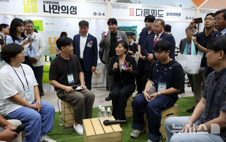 청년 농업인과 대화하는 송미령 농림축산식품부 장관