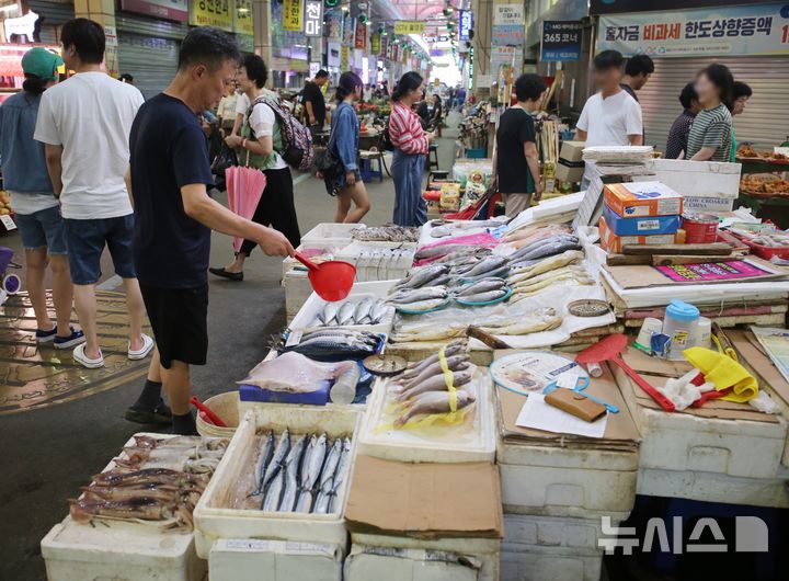 명절 앞두고 바쁜 상인