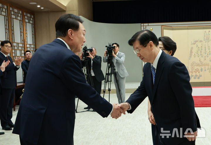 윤 대통령, 박종준 신임 경호처장에 임명장 수여