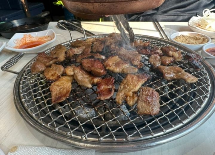 중국인 쓸고 간 무한리필 고깃집, 음식 없다하니 오지 말지 황당 점주