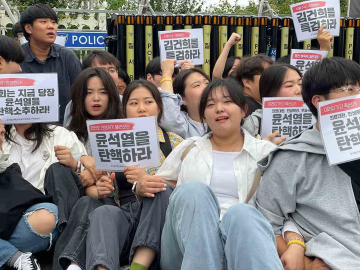 대진연, 국회 앞 기습 농성…