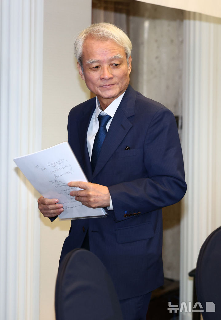 기자간담회 입장하는 강성두 영풍 사장