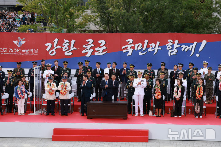 건군 76주년 국군의날 시가행진 지켜보는 윤 대통령