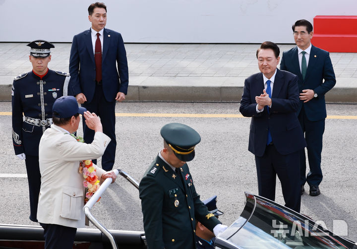 카 퍼레이드 마친 호국영웅 맞이하는 윤 대통령