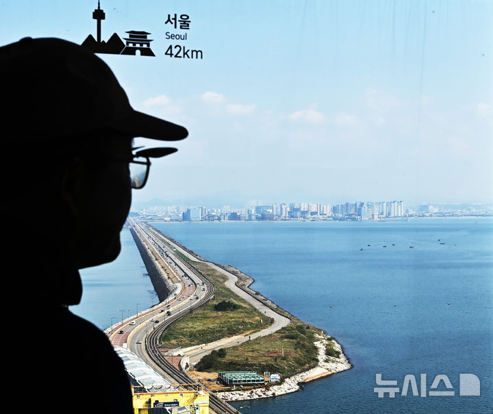 시화호 바라보는 시민들