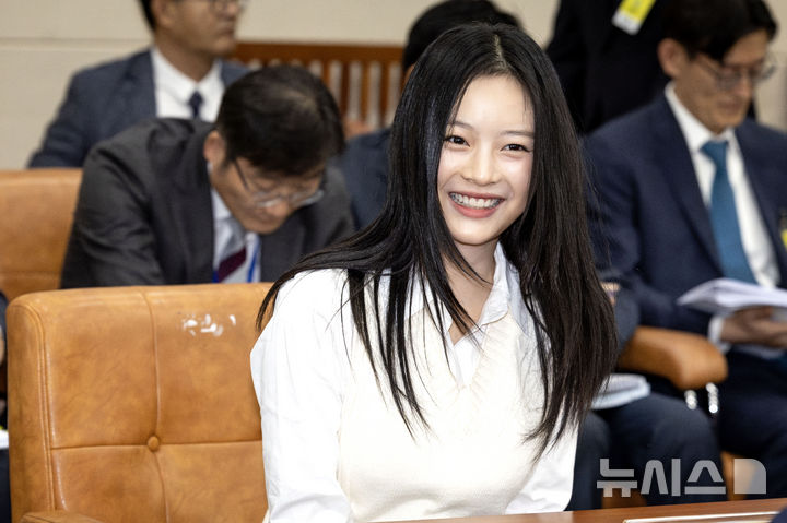 미소짓는 하니