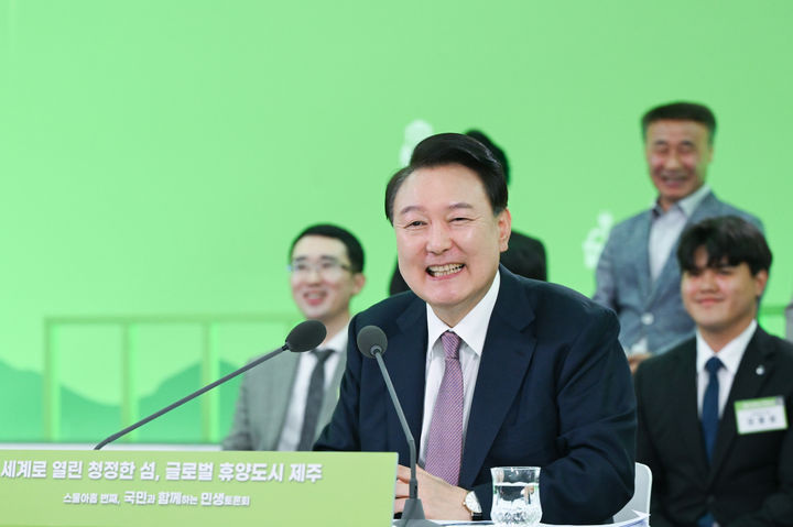 윤, 용산서 서울시교육감 재·보궐 선거 투표 많이 오셨나요?