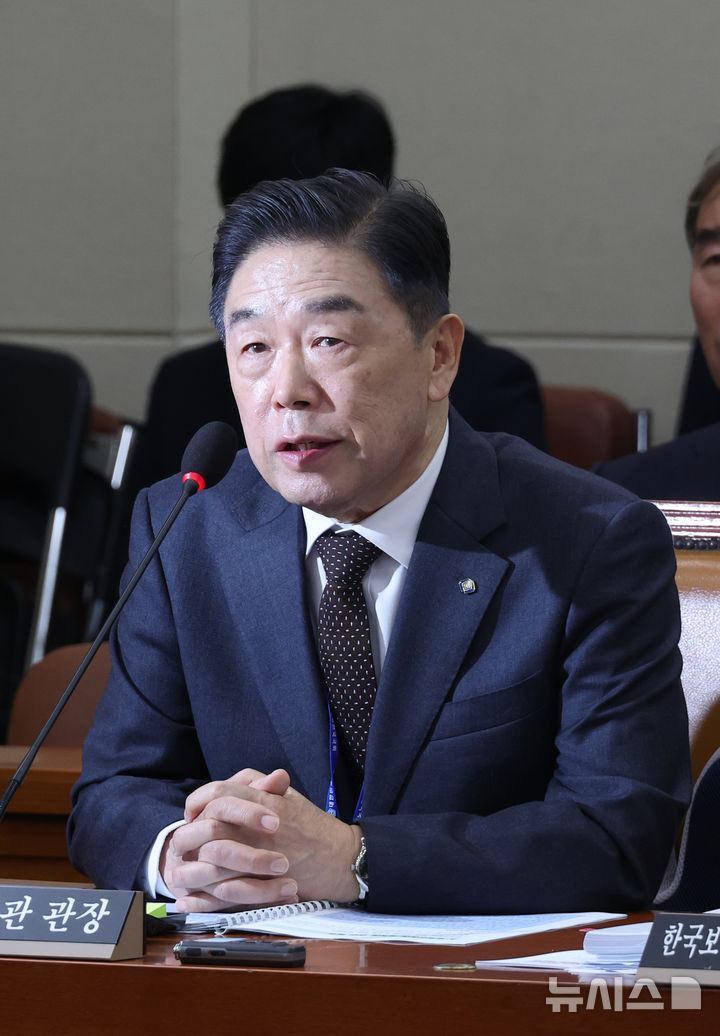 의원 질의에 답하는 김형석 독립기념관장