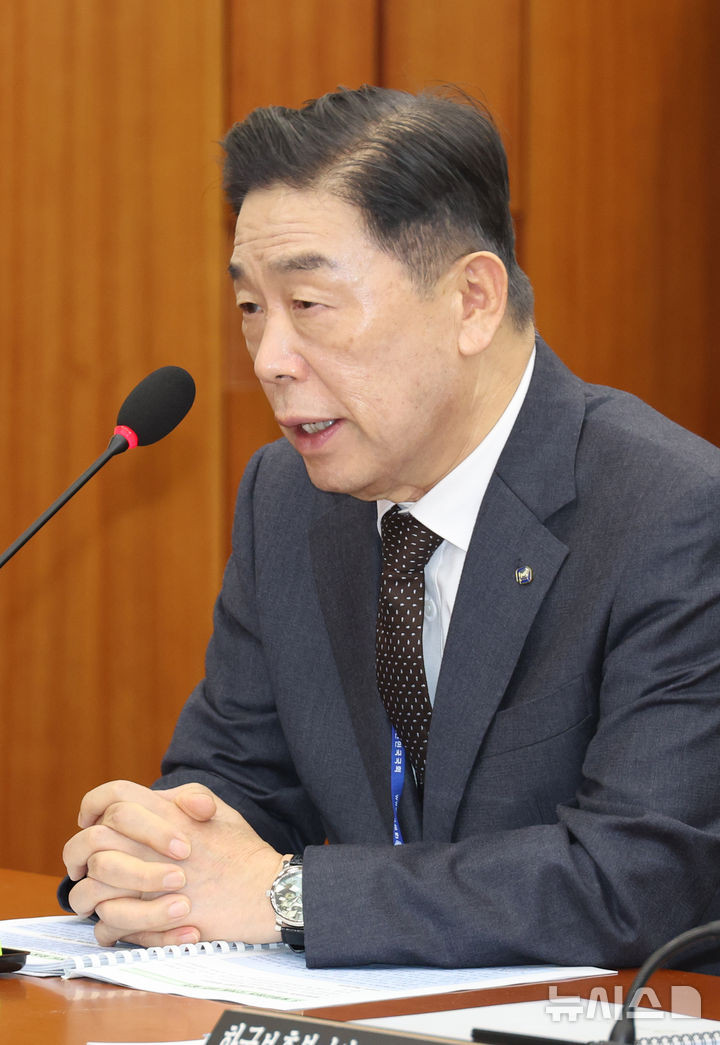 의원 질의에 답하는 김형석 독립기념관장
