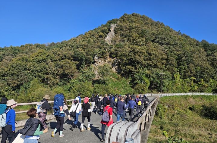 [뉴시스 앵글]청명한 가을 충주 비내섬 걷는 뚜벅이들