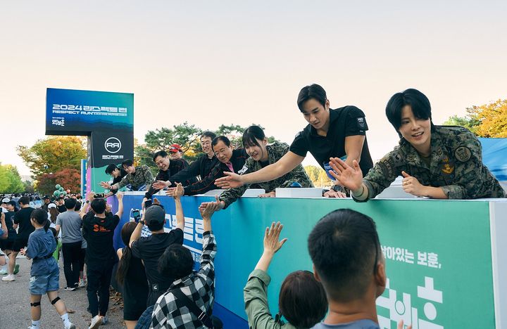 리스펙트 런행사 참가자 격려하는 이희완 차관