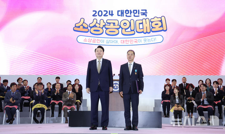 윤 대통령, 엘림커피 김대래 대표에게 철탑산업훈장 수여