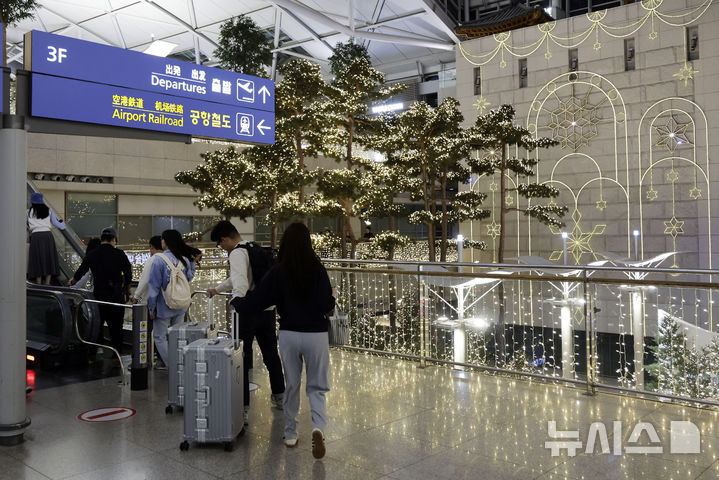발길 멈추는 공항 조명 장식