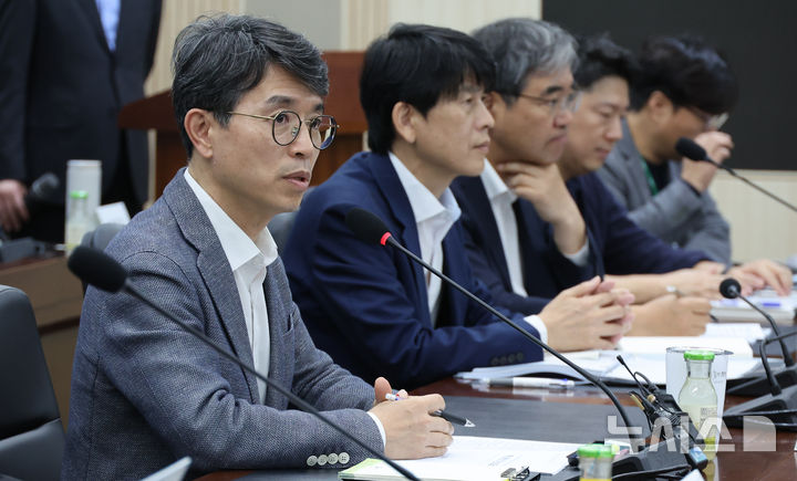 출입기자 질문에 답하는 김완섭 환경부 장관