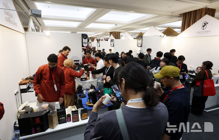 전 세계 로스터리 카페의 스페셜티 커피 경험해보는 관람객들