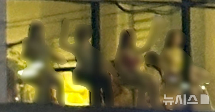 광주 도심서 가림막 올리고 러브돌 판매…주민 눈총