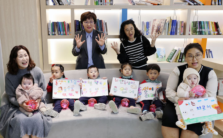 동생 갖고 싶어요…칠곡 어린이집 원생들 저출생 극복 성금 기탁