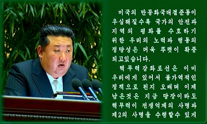핵무력 강화 강조하는 김정은