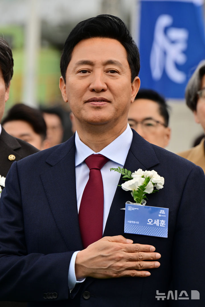 국민의례하는 오세훈 시장