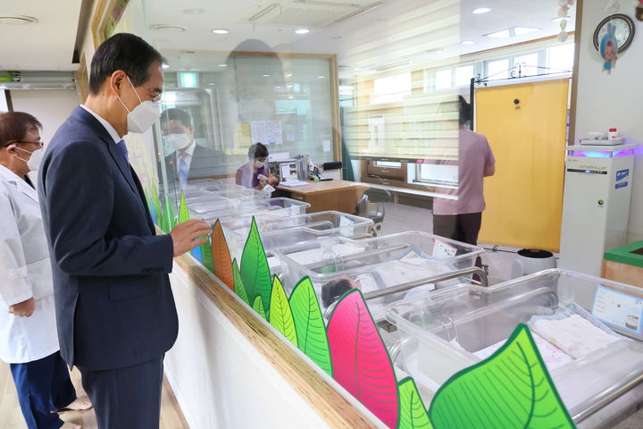 전남 광양 유일 분만 산부인과 방문한 한덕수 총리