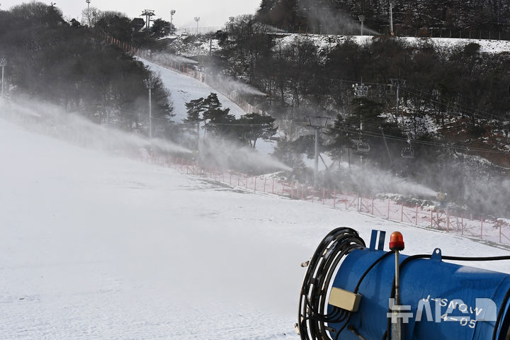 지산스키장 제설기 가동