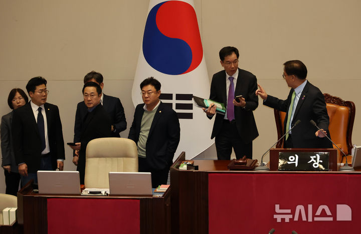 국회 본회의장으로 나온 의원들