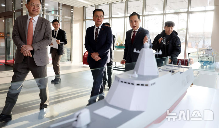 한화오션 시흥R&D 캠퍼스 찾은 최상목 부총리