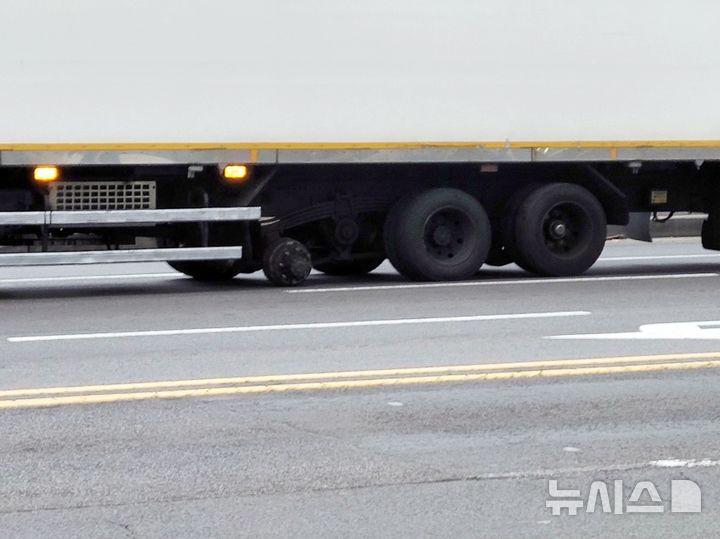 70대 보행자 덮친 16t 화물차 타이어…경찰 정비 소홀