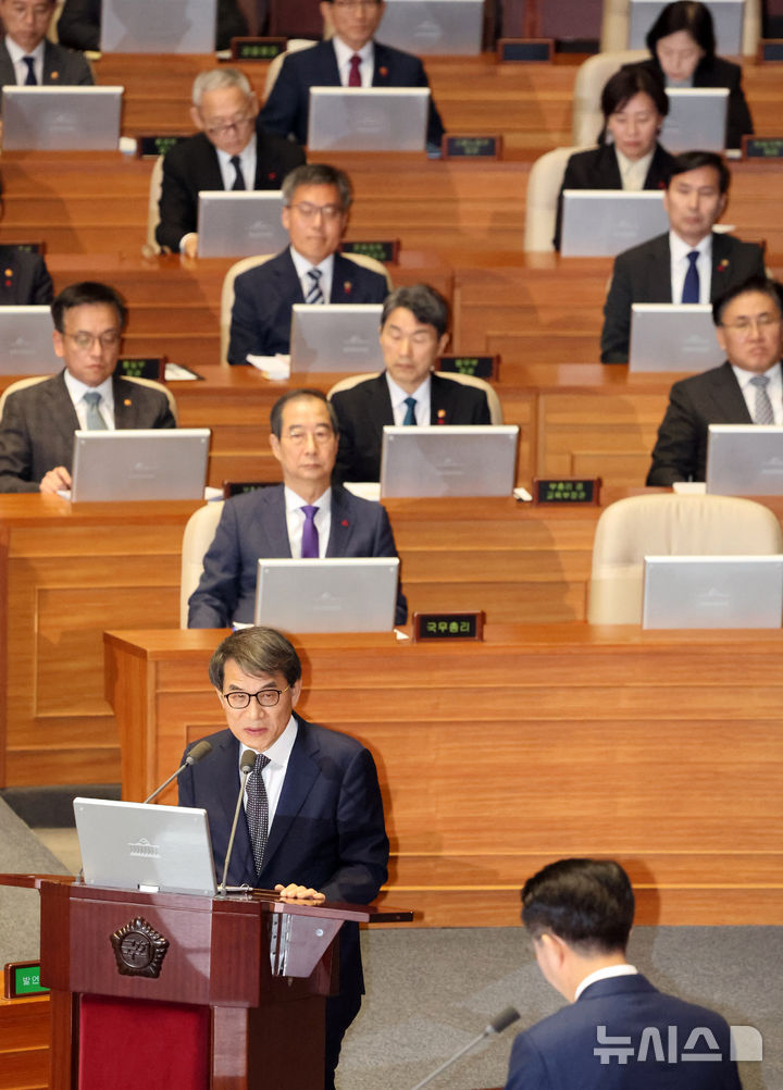노태악 선관위원장과 한덕수 총리 및 국무위원들