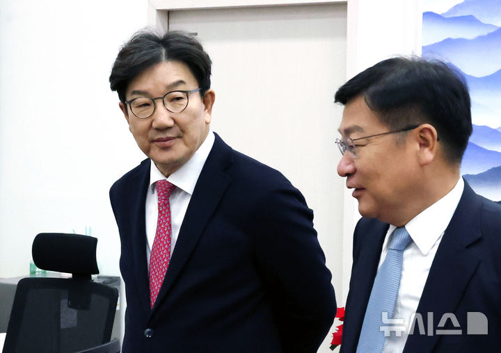 대화 나누는 권성동 원내대표와 정점식 의원