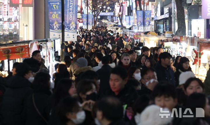인파로 붐비는 명동